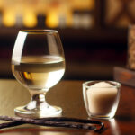 Rhum arrangé vanille : La recette parfaite rhum arrangé blanc à la vanille dans un verre a dégustation