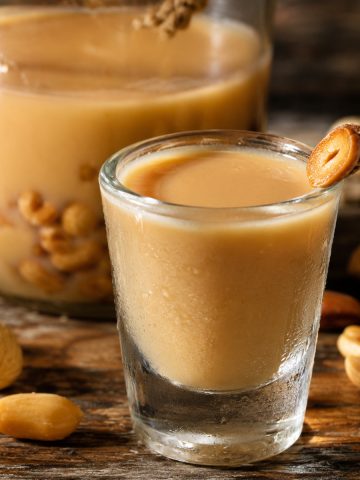 Verre givré de rhum arrangé cahouète crémeux à la cacahuète grillée